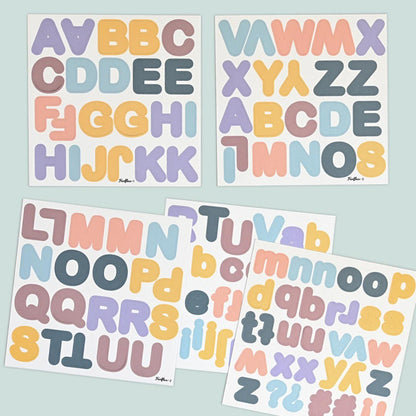 Die Buchstaben-Magnete von Ferflex kommen auf fünf Bögen mit kleinen und großen Buchstaben. Hier in der Farbe Pastell  
