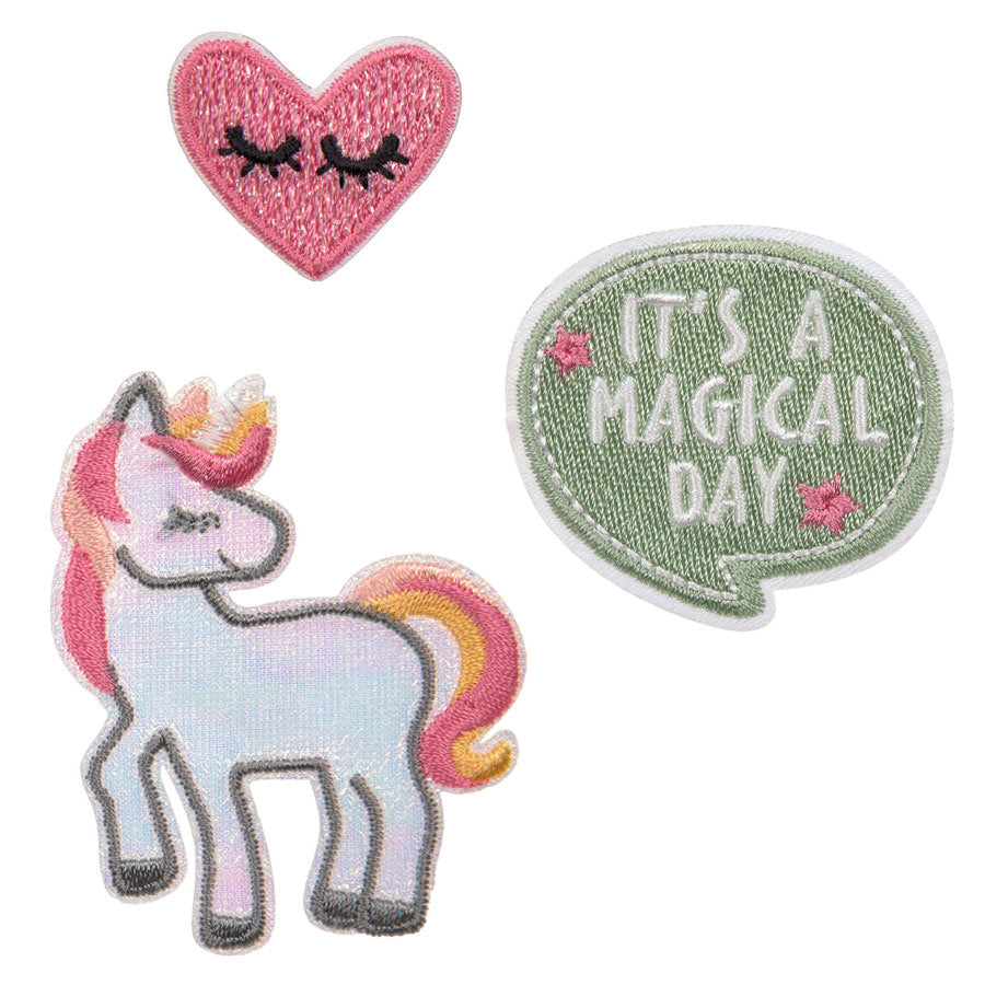 Das Sticker-Set besteht aus einem Einhorn, einem rosa Herzen und einem Spruch-Patch "It's a magical Day"
