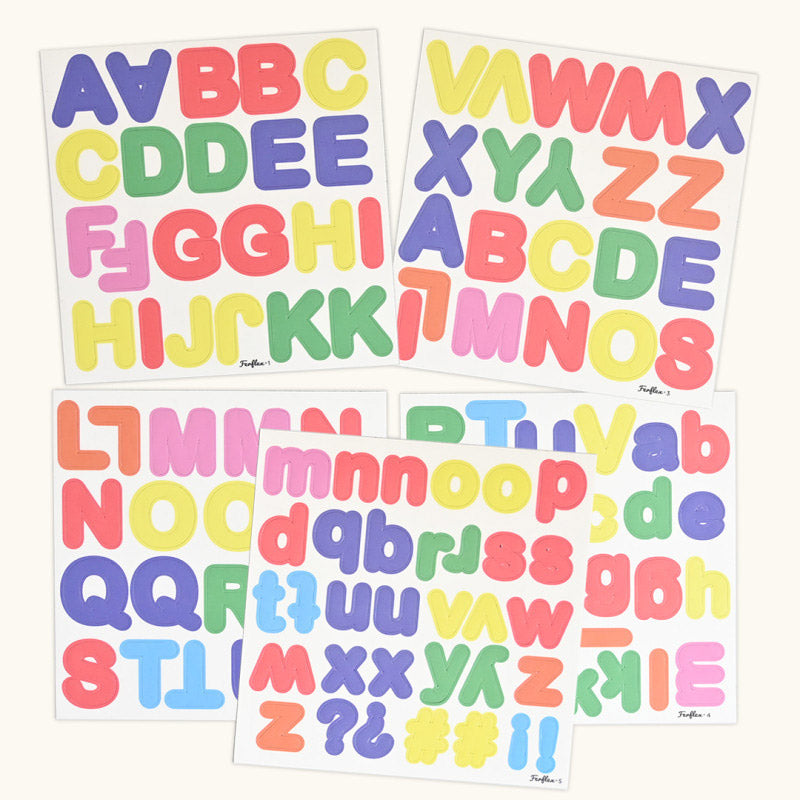 Die Buchstaben-Magnete von Ferflex kommen auf fünf Bögen mit kleinen und großen Buchstaben. Hier in der Farbe Bunt 
