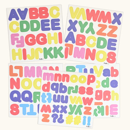 Die Buchstaben-Magnete von Ferflex kommen auf fünf Bögen mit kleinen und großen Buchstaben. Hier in der Farbe Bunt 