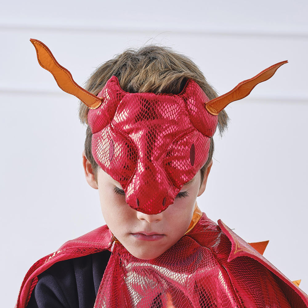 Kind trägt die feuerrote Drachenmaske von Ginger Ray