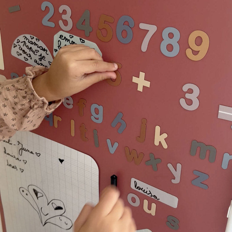 Zahlen und Buchstaben Magnete in der Farbe Karamell an der Magnettafel terracotta von Ferflex