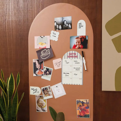 Magnettafel im Wohnzimmer für Fotos und Notizen von Ferflex