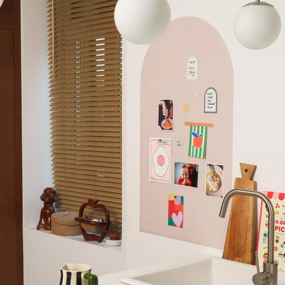 Magnettafel in rosa/beige als Highlight in der Küche mit Postkarten und Fotos