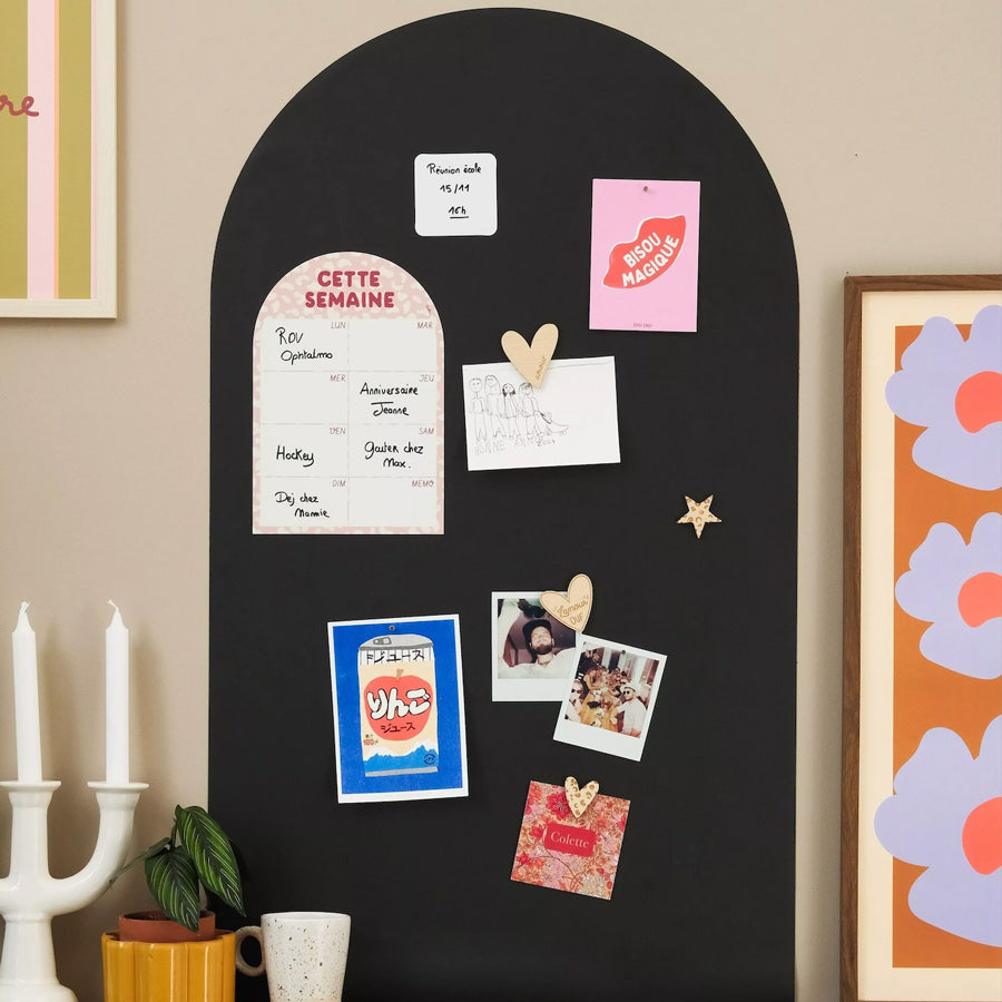 Magnettafel als Inspirationsquelle im Büro mit Postkarten und Bildern