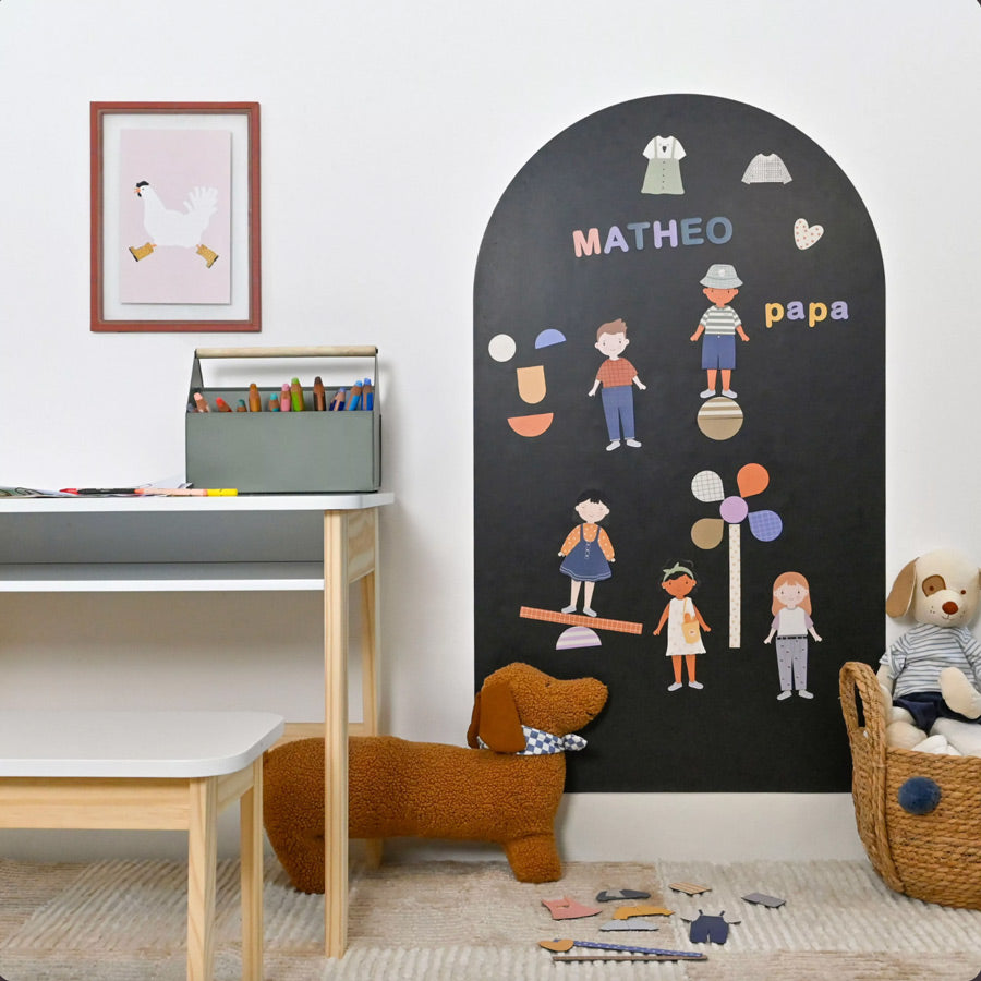 Magnettafel hängt im Kinderzimmer mit verschiedenen Magneten