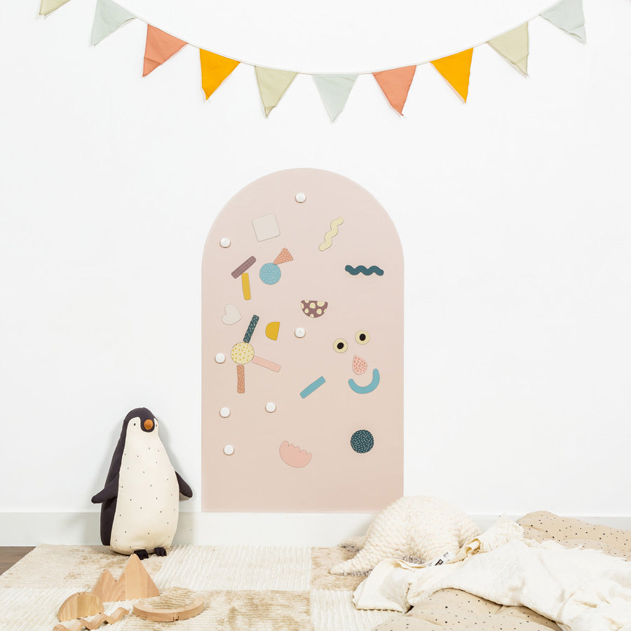 Magnettafel Arch in der Farbe rosa-beige fürs Kinderzimmer mit geometrischen Magneten