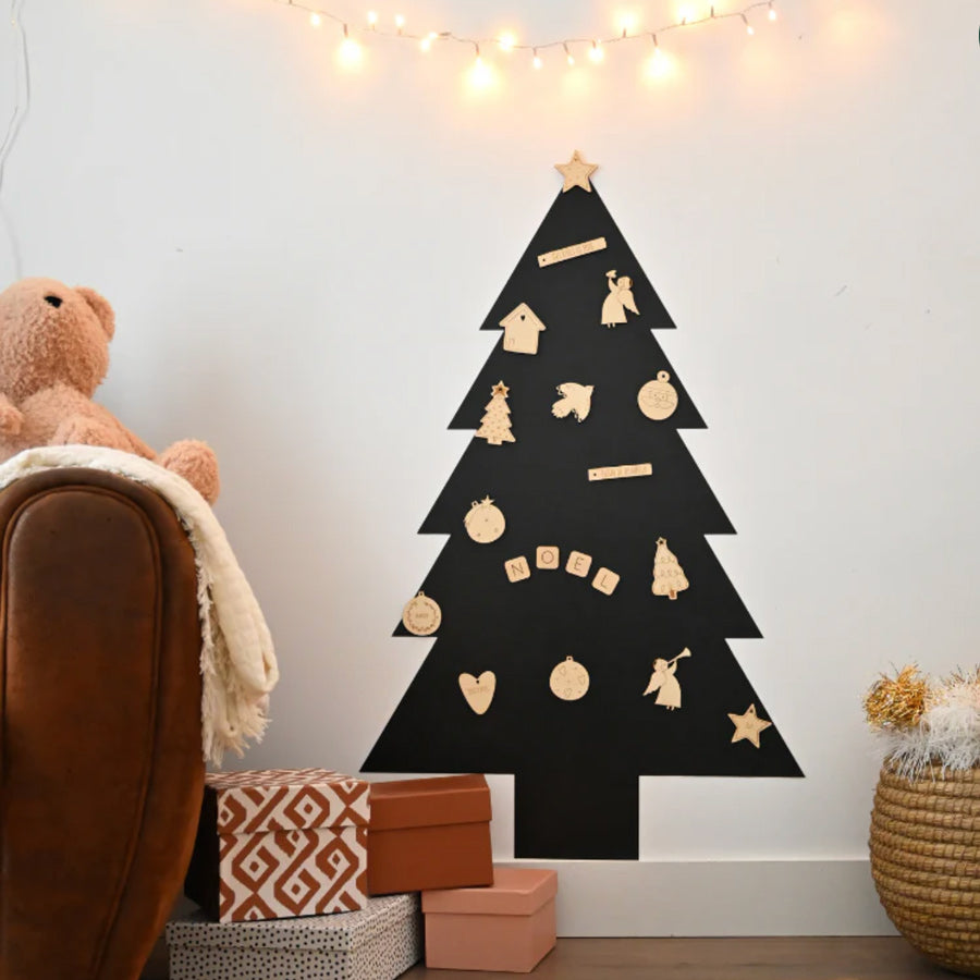Die Magnettafel Tannenbaum von Ferflex mit Holzmagneten ist eine tolle Weihnachtsdekoration