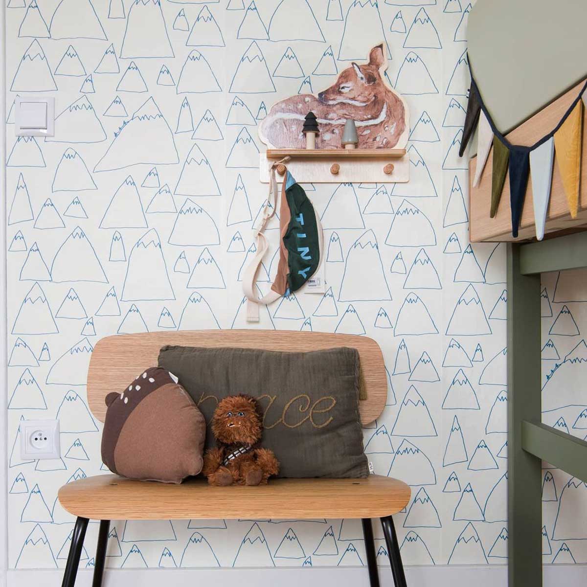 Reh Tiergarderobe mit Regal