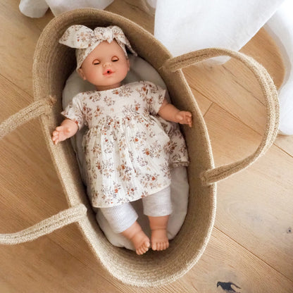 Puppe Lotte liegt im Puppenkorb und hat die Augen geschlossen