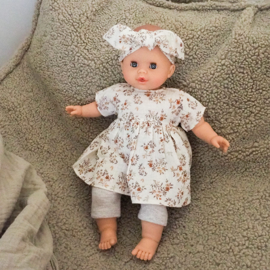 Puppe Lotte sitzt auf dem Sitzsack von Wigiwama für Kinder