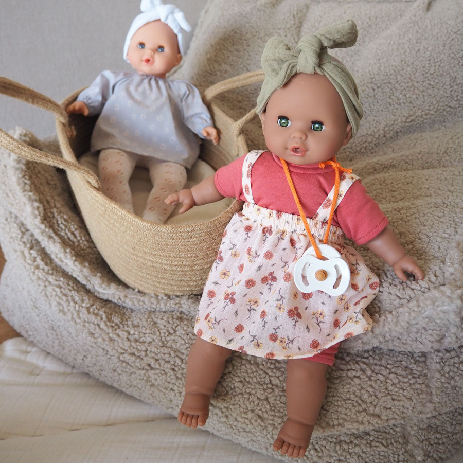 Im Vordergrund sitzt die Puppe Maja und im Hintergrund die Puppe Daisy