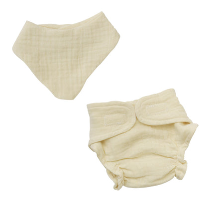 Das Set von Heless besteht aus einem Lätzchen und einer Windel aus einem cremefarbenen Musslinstoff.