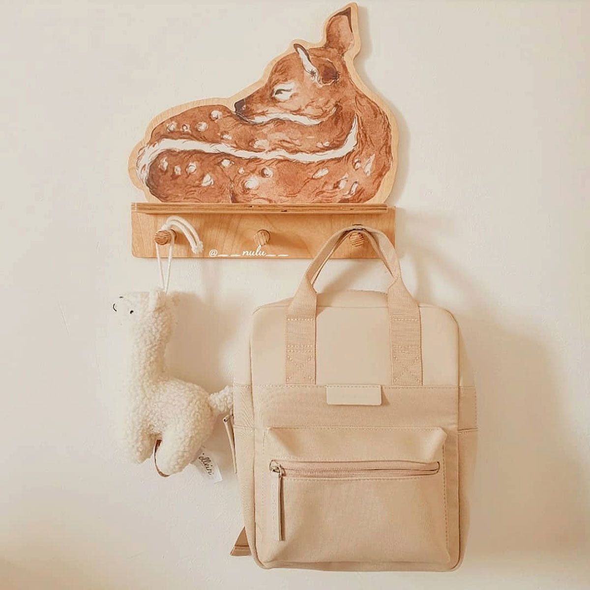 Reh Tiergarderobe mit Regal