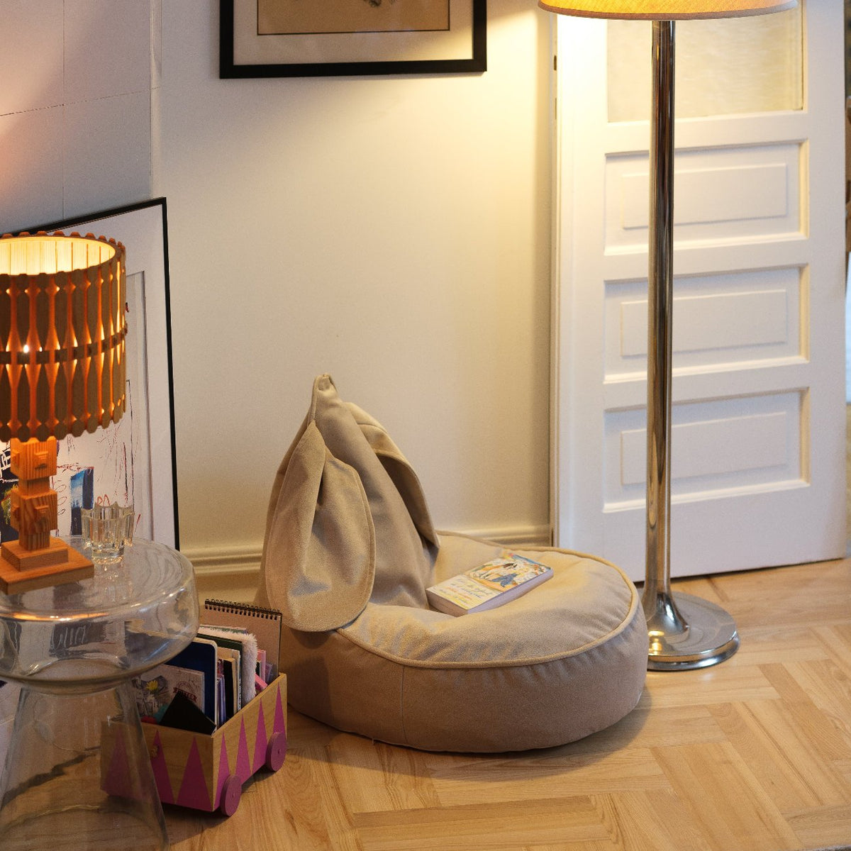 Sitzkissen mit Hasenohren von Wigiwama in dusty beige.