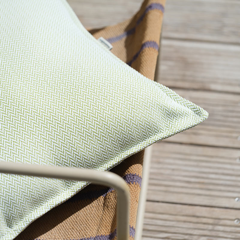 Das Outdoor-Kissen von Wigiwama ist ein optisches Highlight auf der Terrasse oder dem Balkon